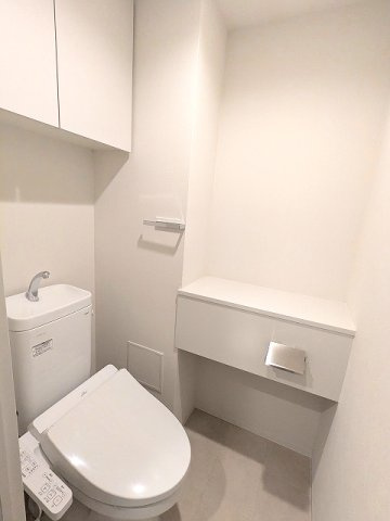 CLARITIA文京湯島のトイレ|洗面室と独立した温水洗浄便座です、スマホや本など置ける棚付きです