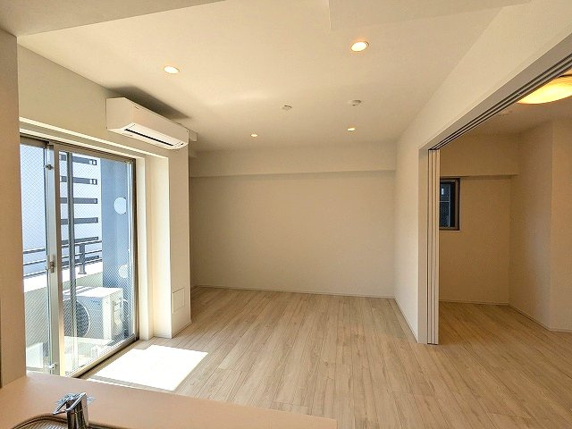 CLARITIA文京湯島の内装|インターネット無料
リビングと各洋室にエアコン付
リビングにダウンライト、洋室にシーリングライト付
南向き日当り良好
7階以上は隣号室と接していない独立したプライバシー確保されたお部屋です