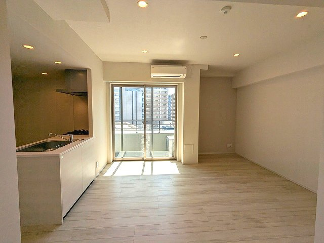 CLARITIA文京湯島の設備|インターネット無料
カウンターキッチン
リビングと各洋室にエアコン付
リビングにダウンライト、洋室にシーリングライト付
南向き日当り良好
7階以上は隣号室と非接触の独立したプライバシー確保されたお部屋