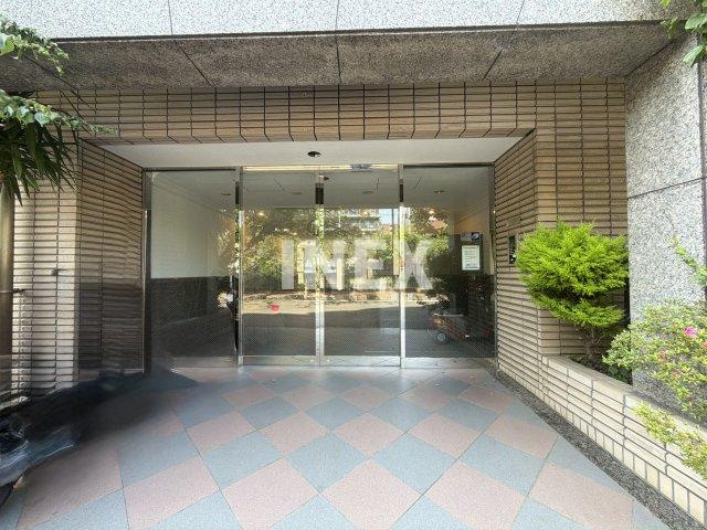 横浜市南区白金町１丁目の賃貸マンションのエントランス