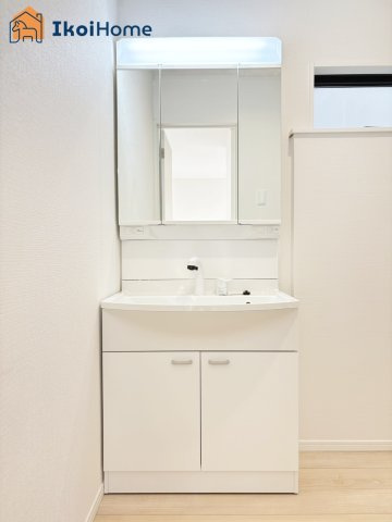 神戸市西区王塚台第6　4号棟　新築戸建の洗面所|【ホームページに現地動画掲載中】●年中無休：当日予約可●洗面は便利な３面鏡。ゆったりワイドシンク仕様