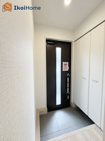 神戸市西区王塚台第6　4号棟　新築戸建の玄関|【ホームページに現地動画掲載中】●年中無休：当日予約可●玄関収納は靴やアウトドア用品などが収納可能！