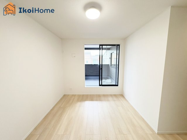 神戸市西区王塚台第6　4号棟　新築戸建の内装|【ホームページに現地動画掲載中】●年中無休：当日予約可●2階の洋室7帖からバルコニーへ出入り可能！