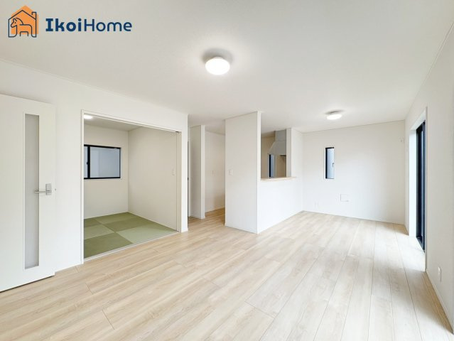 神戸市西区王塚台第6　4号棟　新築戸建の居間・リビング|【ホームページに現地動画掲載中】●年中無休：当日予約可●広々LDKは開放感があり、大型家具も設置可能