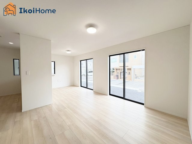 神戸市西区王塚台第6　4号棟　新築戸建の居間・リビング|【ホームページに現地動画掲載中】●年中無休：当日予約可●フローリング強化する10年保証コーティング有