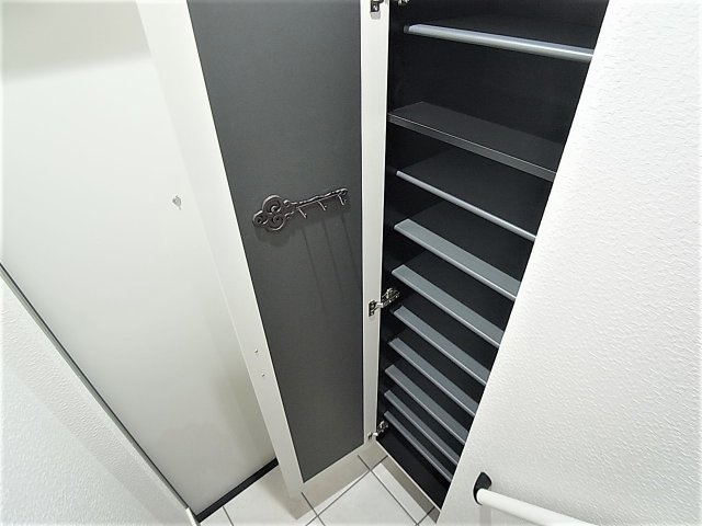 あんしん上沢駅の玄関|玄関には鏡付きの靴箱も完備