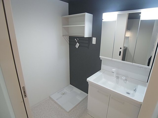 あんしん上沢駅の洗面所|3面鏡のシャワー付き洗面台（洗濯機無料レンタル有ります）