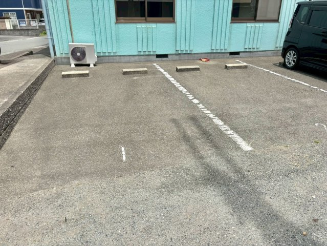 コーポエム・エヌ・中島の駐車場