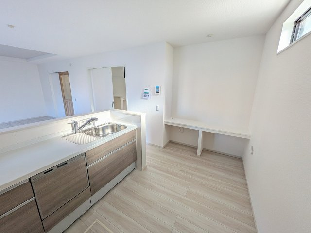 八王子市　緑町　新築一戸建て　９期のキッチン|～キッチン脇には、リモートワークやお子様のスタディスペースに大活躍のカウンター付き～