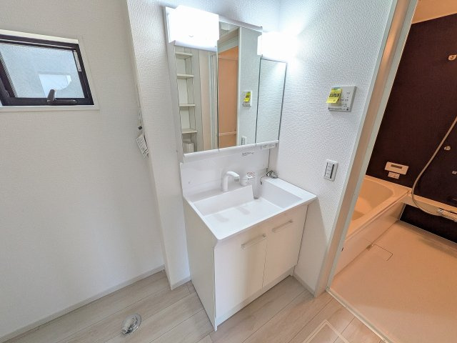 八王子市　緑町　新築一戸建て　９期の独立洗面台|～３面鏡付きの独立洗面台　細々している物をスッキリ収納出来ます～