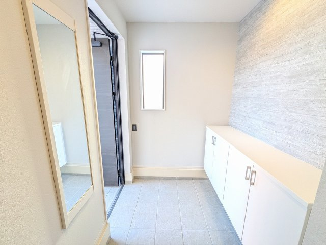 八王子市　緑町　新築一戸建て　９期の玄関|～ロータイプのシューズボックスでゆとりのある玄関～