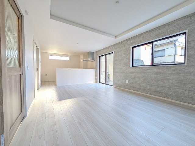 八王子市　緑町　新築一戸建て　９期の居間・リビング|～18.2帖の明るく開放感のあるLDK、家族団欒の時間をお過ごしいただけます～