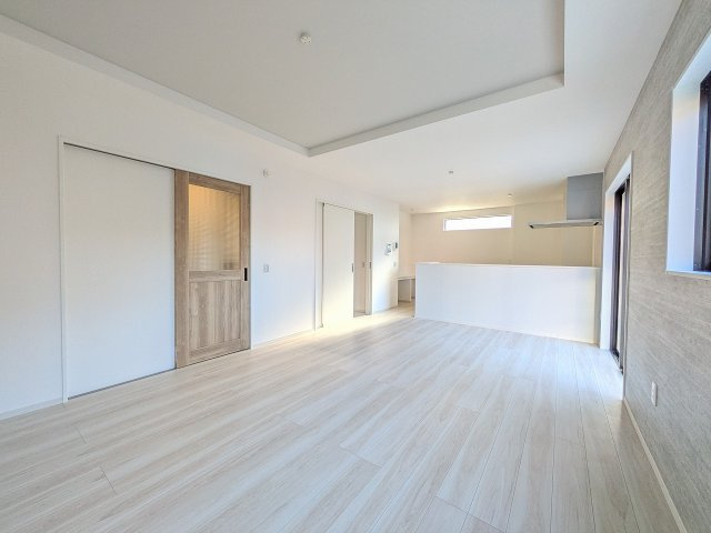 八王子市　緑町　新築一戸建て　９期の居間・リビング|～18.2帖の明るく開放感のあるLDK、家族団欒の時間をお過ごしいただけます～