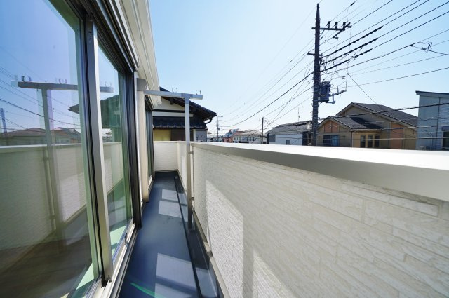 【ちょうどいい暮らし宮沢2丁目】南側公道×並列2台駐車可｜18帖超LDKの開放感ある新築戸建★仲介手数料無料★のバルコニー|南向きで陽当たりの良いバルコニー。洗濯物もよく乾き、日常使いに嬉しいゆとりあるスペースです。