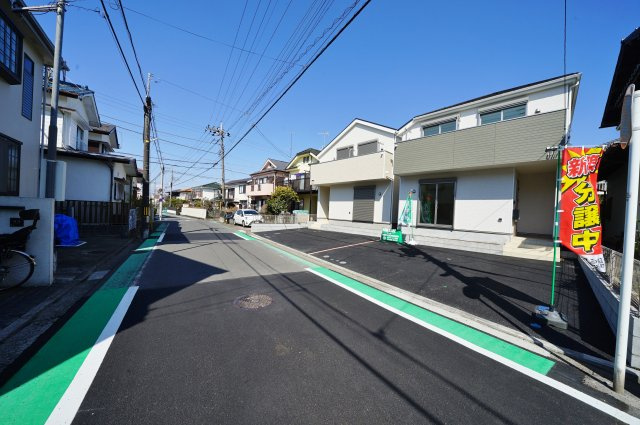 【ちょうどいい暮らし宮沢2丁目】南側公道×並列2台駐車可｜18帖超LDKの開放感ある新築戸建★仲介手数料無料★の前面道路含む現地写真|前面道路はゆとりがあり車の出し入れもスムーズ。交通量も多くなく、落ち着いた住環境で小さなお子様がいるご家庭にも安心です。