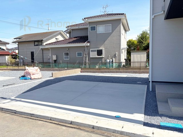 ひたちなか市高場6期　新築戸建て　1号棟の駐車場|カースペースは3台完備。ゲスト用のスペースも確保できますね♪