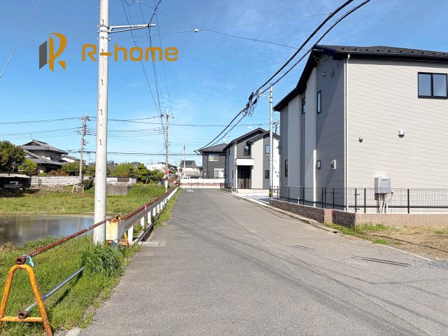ひたちなか市高場6期　新築戸建て　1号棟の前面道路含む現地写真|周辺環境も併せて案内致します♪
閑静な住宅地で笑顔あふれる新生活！
ぜひ現地へお越しください♪