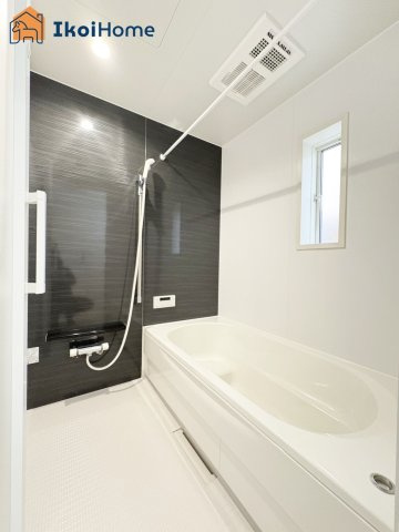 神戸市西区王塚台第6　5号棟　新築戸建の浴室|【ホームページに現地動画掲載中】●年中無休：当日予約可●足を伸ばしてご入浴いただける広々とした浴槽♪