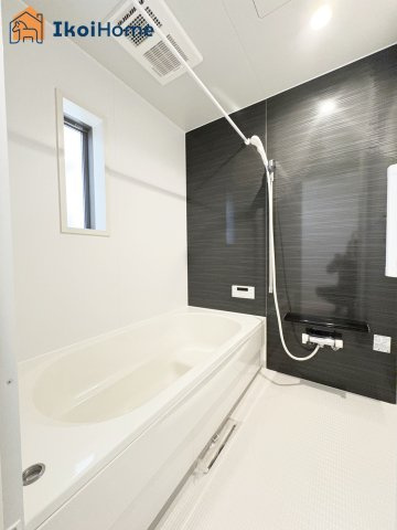 神戸市西区王塚台第6　1号棟　新築戸建の浴室|【ホームページに現地動画掲載中】●年中無休：当日予約可●小窓付きの換気良好の浴室。清潔な空間です。