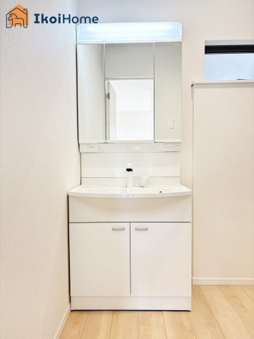 神戸市西区王塚台第6　1号棟　新築戸建の洗面所|【ホームページに現地動画掲載中】●年中無休：当日予約可●洗面は便利な３面鏡。ゆったりワイドシンク仕様