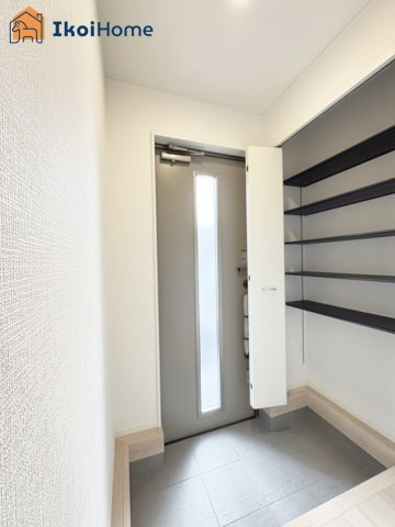 神戸市西区王塚台第6　1号棟　新築戸建の玄関|【ホームページに現地動画掲載中】●年中無休：当日予約可●玄関収納は靴やアウトドア用品などが収納可能！