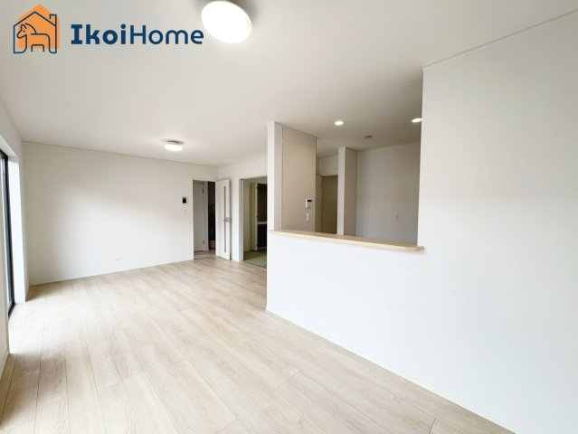 神戸市西区王塚台第6　1号棟　新築戸建の居間・リビング|【ホームページに現地動画掲載中】●年中無休：当日予約可●広々LDKは開放感があり、大型家具も設置可能