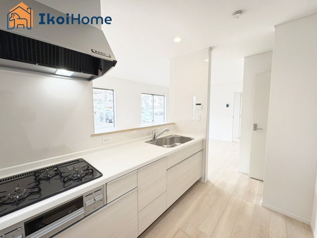 神戸市西区王塚台第6　1号棟　新築戸建のキッチン|【ホームページに現地動画掲載中】●年中無休：当日予約可●同色のカップボードの設置なども承っております