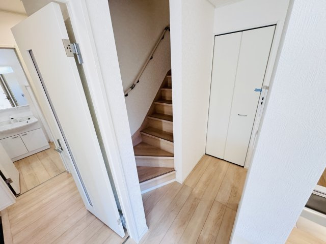 三郷市彦成１丁目新築戸建（彦成第６）の居間・リビング|家族の顔が見えるリビングイン階段