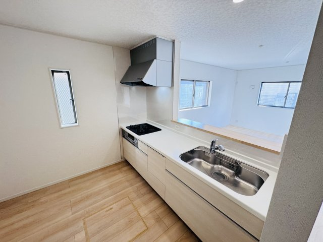 三郷市彦成１丁目新築戸建（彦成第６）のキッチン|広々システムキッチン・シンクの水栓には浄水器がついてます！