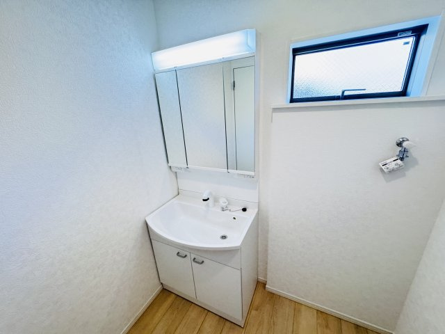 三郷市彦成１丁目新築戸建（彦成第６）の独立洗面台|シャワーヘッド付き三面鏡洗面化粧台
