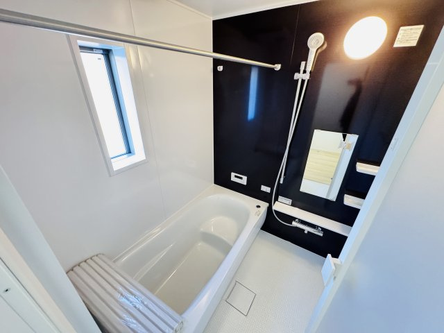 三郷市彦成１丁目新築戸建（彦成第６）の浴室|手元で水流切り替えシャワーヘッド・足を伸ばせる広々浴槽で毎日リラックス♪