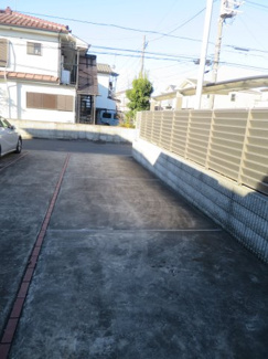 【駐車場】 | 上祖師谷3丁目貸家/倉庫/駐車場付 | 縦列駐車２台置けます。