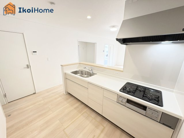 神戸市西区王塚台第6　7号棟　新築戸建のキッチン|【ホームページに現地動画掲載中】●年中無休：当日予約可●三口コンロには火口にＳＩセンサーを搭載！