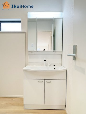 神戸市西区王塚台第6　7号棟　新築戸建の洗面所|【ホームページに現地動画掲載中】●年中無休：当日予約可●洗面は便利な３面鏡。ゆったりワイドシンク仕様