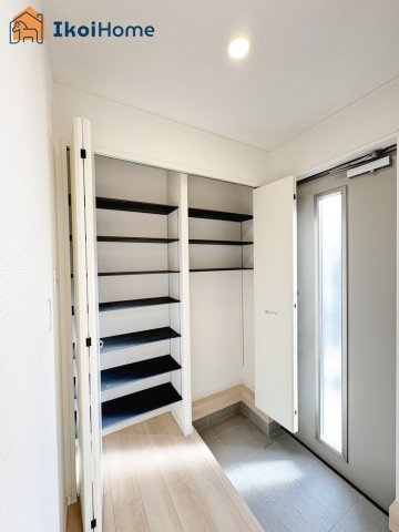 神戸市西区王塚台第6　7号棟　新築戸建の玄関|【ホームページに現地動画掲載中】●年中無休：当日予約可●玄関収納は靴やアウトドア用品などが収納可能！