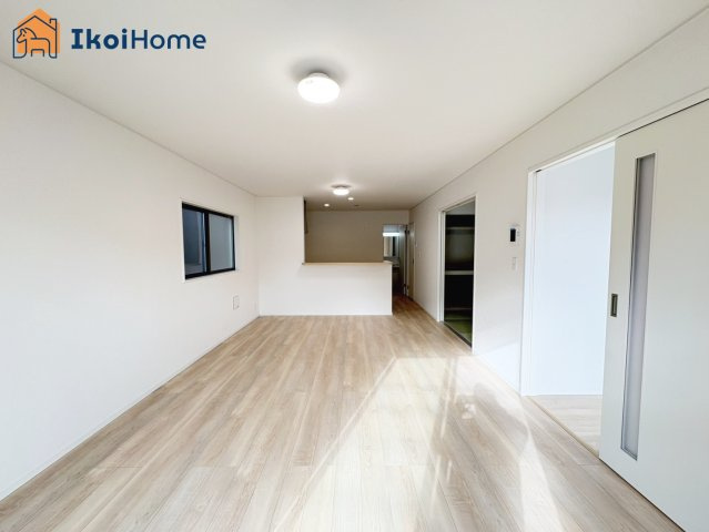 神戸市西区王塚台第6　7号棟　新築戸建の居間・リビング|【ホームページに現地動画掲載中】●年中無休：当日予約可●フローリング強化する10年保証コーティング有