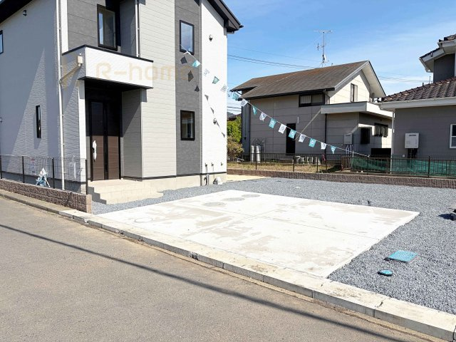 ひたちなか市高場6期　新築戸建て　2号棟の駐車場|カースペースは3台完備。ゲスト用のスペースも確保できますね♪