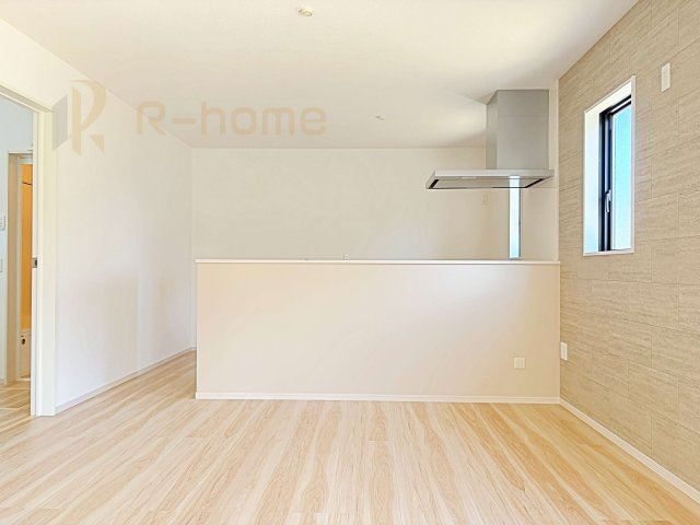 ひたちなか市高場6期　新築戸建て　2号棟のキッチン|対面式で会話をしながら家事ができます♪コンロ前も壁がない嬉しい仕様！