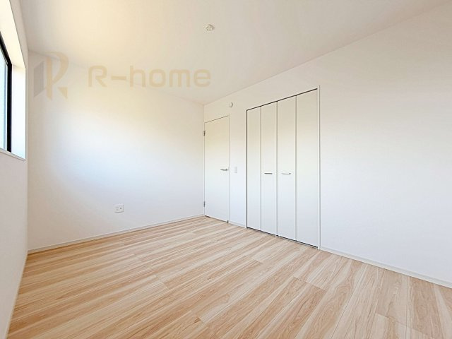 ひたちなか市高場6期　新築戸建て　2号棟の洋室|どんな部屋家具も合わせやすいシンプルな洋室！
たっぷりの日差しと心地よい風が舞い込む住まい♪
