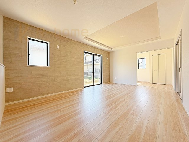ひたちなか市高場6期　新築戸建て　2号棟の居間・リビング|たっぷりの陽光が注ぎ込む明るいリビング♪隣接の洋室を開放すると更なる大空間に変身♪