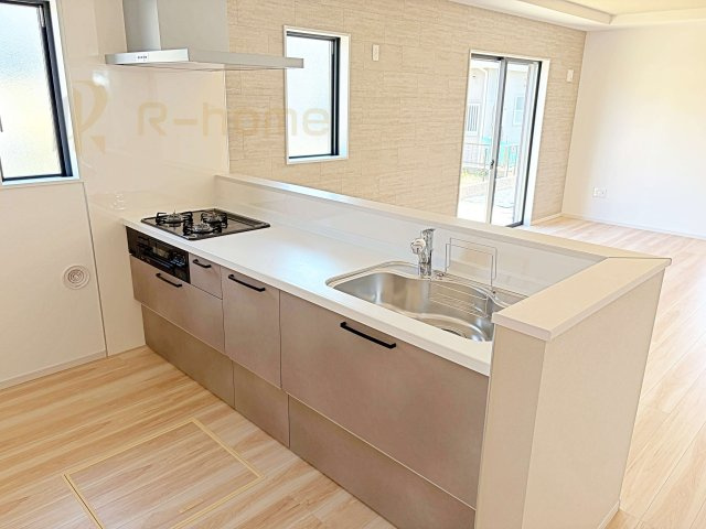 ひたちなか市高場6期　新築戸建て　2号棟のキッチン|料理をしながら家族とコミュニケーションが取れる対面式システムキッチン。