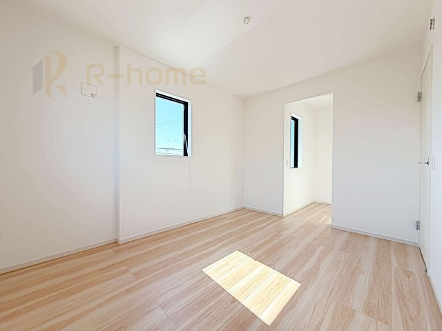 ひたちなか市高場6期　新築戸建て　2号棟の洋室|収納便利なウォークインクローゼット付きの洋室♪
明るく風通しの良いお部屋です♪