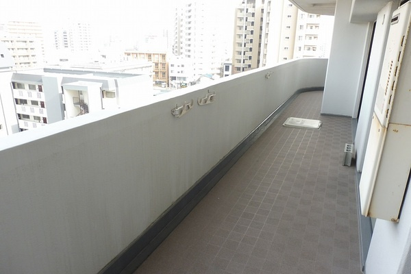 ヒューマンズ六ッ門のバルコニー