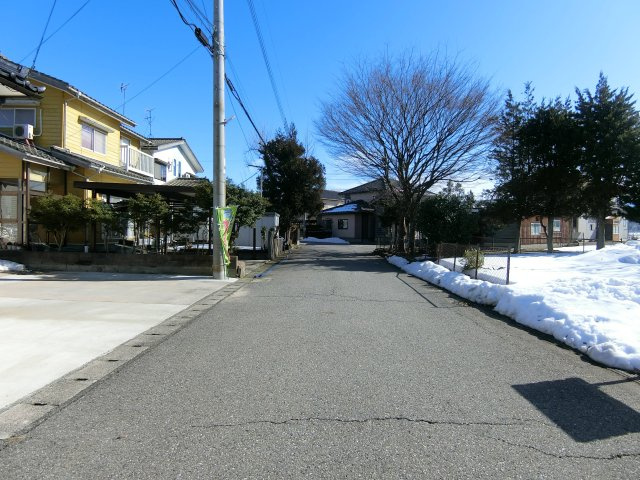 新発田市山崎の前面道路含む現地写真