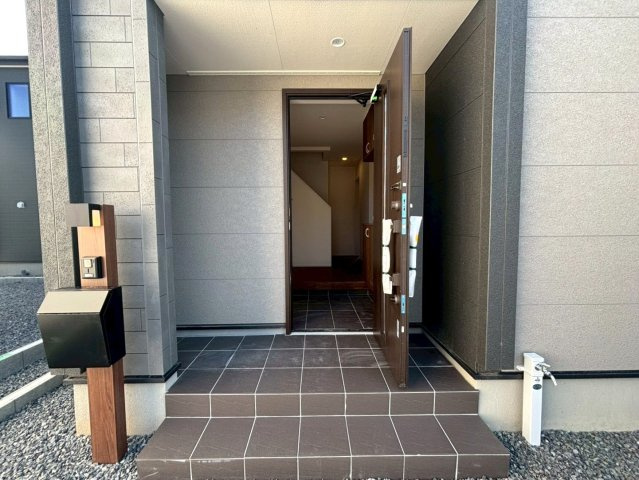 島田市旭3丁目／　新築戸建の玄関