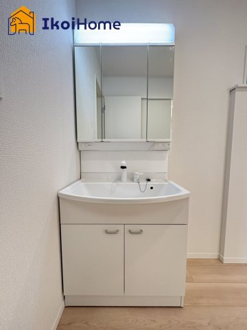 神戸市西区王塚台第6　8号棟　新築戸建の洗面所|【ホームページに現地動画掲載中】●年中無休：当日予約可●洗面は便利な３面鏡。ゆったりワイドシンク仕様
