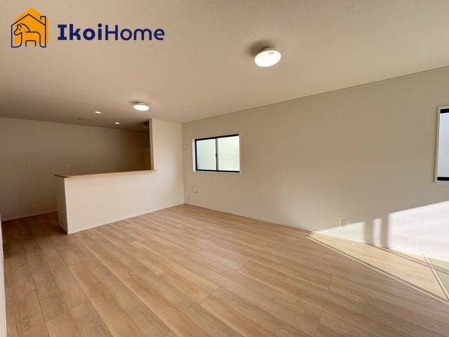 神戸市西区王塚台第6　8号棟　新築戸建の居間・リビング|【ホームページに現地動画掲載中】●年中無休：当日予約可●フローリング強化する10年保証コーティング有