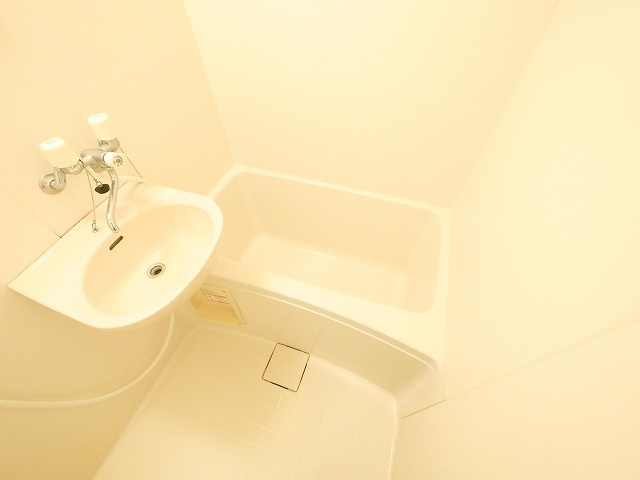 レオパレス古都の浴室|コンパクトで使いやすいお風呂です