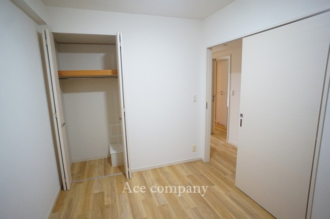 【子供部屋】 | リバーガーデン平野駅前ECO | 【洋室：約5帖】クローゼット完備です♪