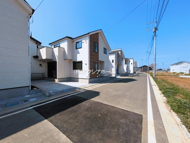 所沢市上安松・全8棟　新築一戸建　5号棟　の前面道路含む現地写真